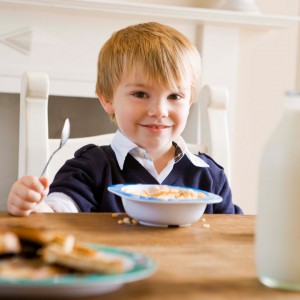 enfant-qui-mange-des-cereales-4242036siifw