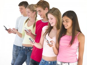 Uccide più un sms dell’alcol: studio choc sugli adolescenti