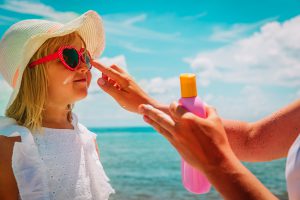 Per proteggersi dal sole un po’ di crema solare non basta ….