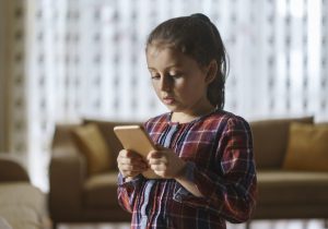 Bambini troppo digitali, troppo presto: ogni ora di schermo è un rischio per corpo e mente
